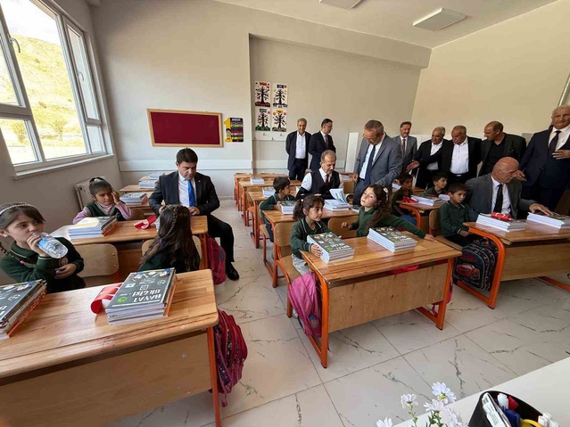 Hakkari'de 60 bin 712 öğrenci ders başı yaptı, Vali Taşyapan okul ziyaretinde