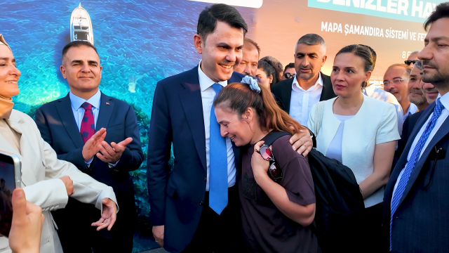 Hataylı depremzede gözyaşları içinde Bakan Kurum'a teşekkür etti
