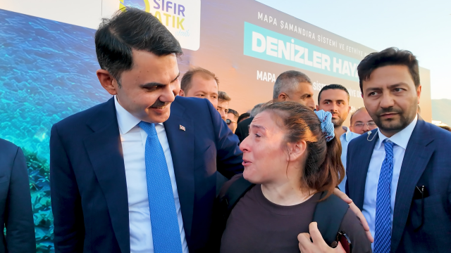 Hataylı depremzede gözyaşları içinde Bakan Kurum'a teşekkür etti