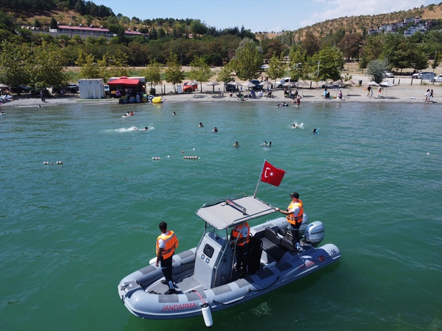Elazığ'da Hazar Gölü'nde jandarma bot ekibi 4 binin üzerinde kişiyi uyardı