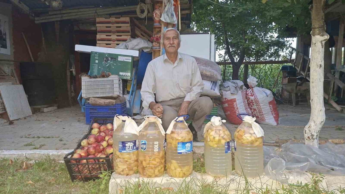 Hisarcık\'ta işçi emeklisi, dibe düşen elmaları doğal sirkeye dönüştürüyor