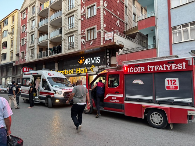 Iğdır'da 4 katlı binada yangın: Ekipler alevlere komşu daireden müdahale etti