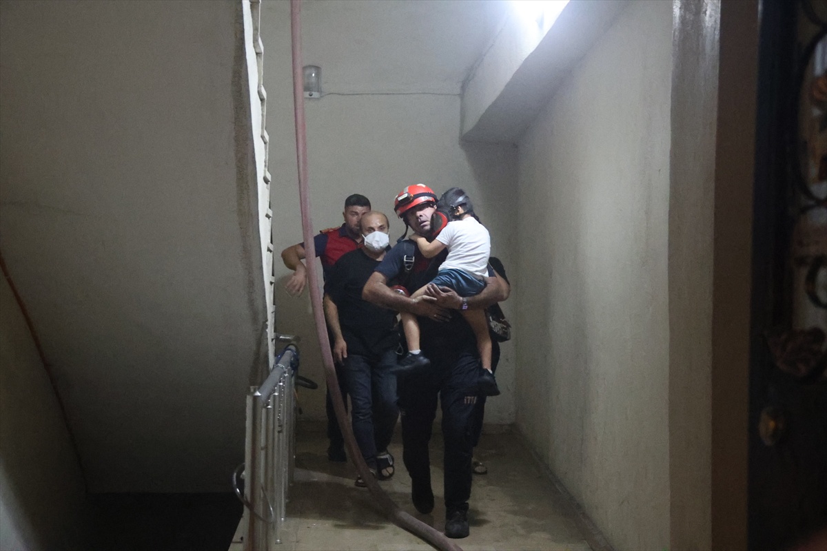 Iğdır\'da apartmanın 6. katında çıkan yangında 18 kişi dumandan etkilenerek tahliye edildi