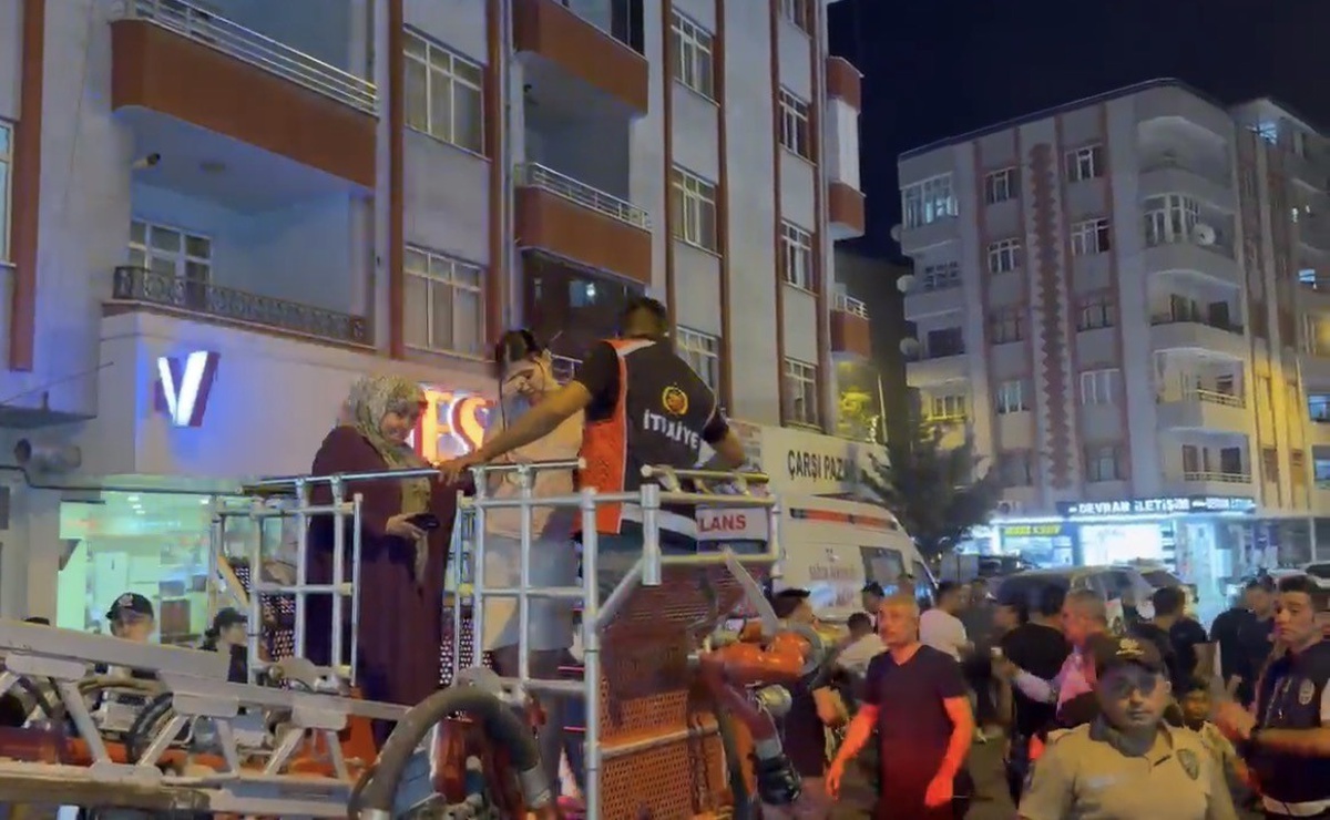 Iğdır\'da apartman yangınında dumandan etkilenen 18 kişi tahliye edildi