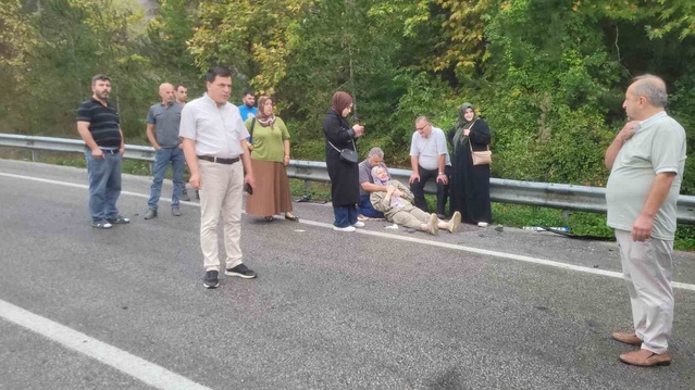 İnebolu'da kafa kafaya çarpışan iki araçta 1'i bebek 7 kişi yaralandı