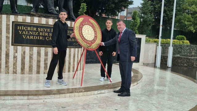 Bartın'da ilköğretim kutlaması yağmura rağmen çelenk töreniyle başladı