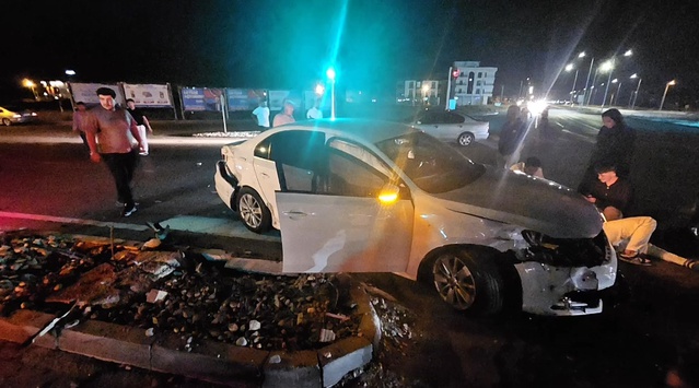 Aksaray'da kırmızı ışık ihlali kazası kamerada, 3 kişi yaralandı