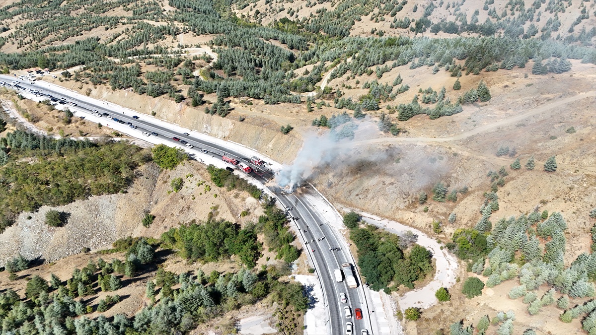 Isparta\'da saman yüklü tır alev aldı, Isparta-Konya kara yolu trafiğe kapatıldı