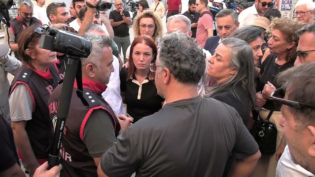 İzmir'de LGBTİ+ yürüyüşüne izin çıktı, basın açıklaması sonrası polis müdahale etti