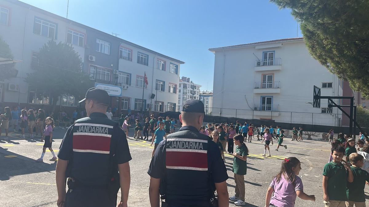 İzmir\'de jandarma okul çevrelerinde denetim yaptı, bin 84 personel görev aldı