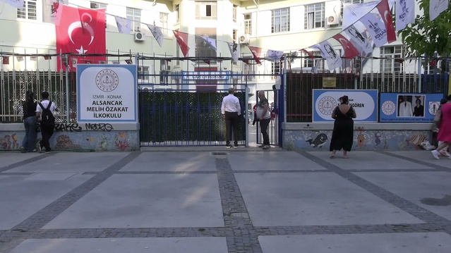 İzmir Konak'ta üç okul tek binaya sığdırıldı, veliler imza kampanyası başlattı