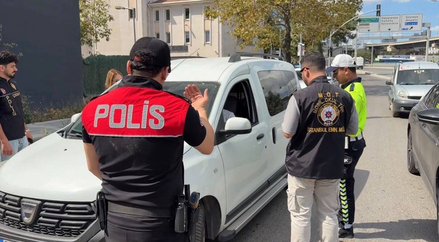 Kadıköy'de okul çevresi denetiminde sürücülere dronla anons yapıldı