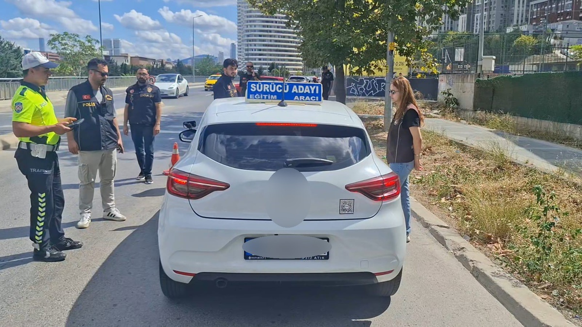 Kadıköy\'de okul çevresinde polis denetimi yapıldı, dronla anons gerçekleştirildi