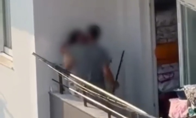 Balkonda kadına sopalı dehşet kamerada! Çığlıkları böyle yankılandı