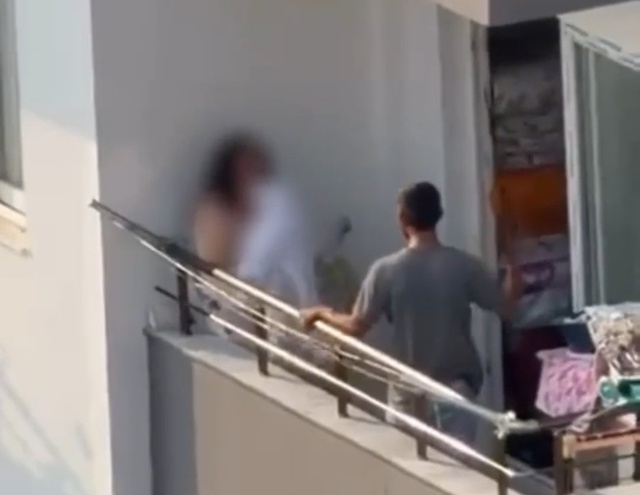 Balkonda kadına sopalı dehşet kamerada! Çığlıkları böyle yankılandı