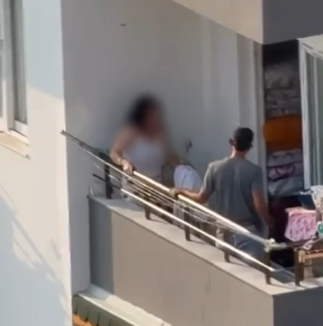 Balkonda kadına sopalı dehşet kamerada! Çığlıkları böyle yankılandı