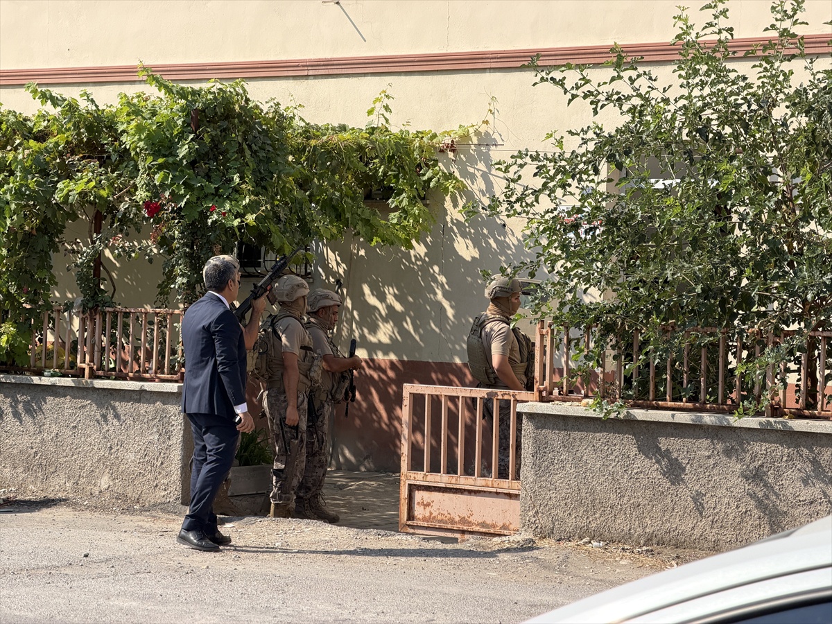 Özel harekat kapıyı kırdı, Kahramanmaraş'ta rehin alınan aile kurtarıldı