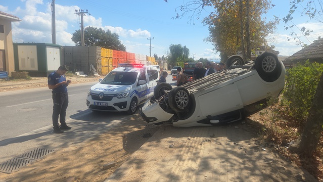 Orhangazi'de ters dönen otomobilde baba ve oğlu yaralandı