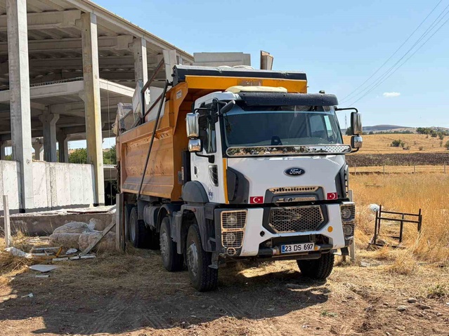 Elazığ'da konteyner yüklerken kamyondan düşen kişi yaralandı