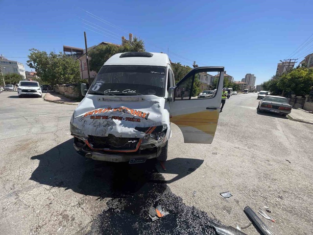 Karaman'da minibüsle kamyon çarpıştı, 2 yolcu yaralandı