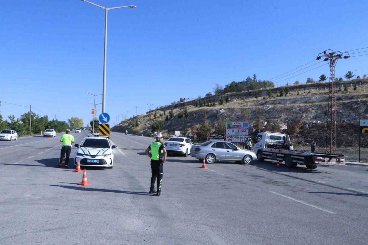 Karaman\'da iki otomobil çarpıştı, aralarında 4 aylık bebeğin de olduğu 6 kişi yaralandı