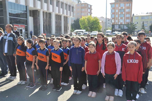 Kars'ta yeni eğitim yılı çelenk töreniyle başladı, 56 bin 863 öğrenci ders başı yaptı