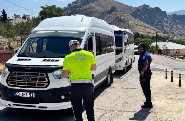 Keban'da okul servislerine denetim, şoförlere evrak ve trafik uyarısı