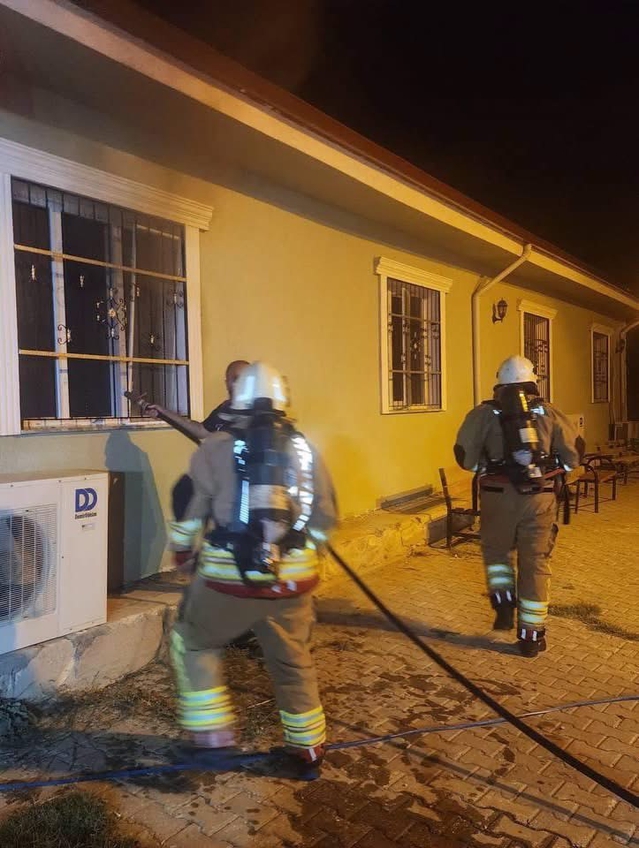Hatay Kırıkhan'da caminin çatısında çıkan yangın kısa sürede kontrol altına alındı