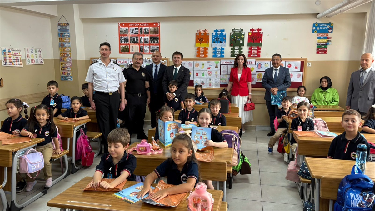 Kırıkkale\'de İlköğretim Haftası töreninde Vali Sarıibrahim ilk ders zilini çaldı