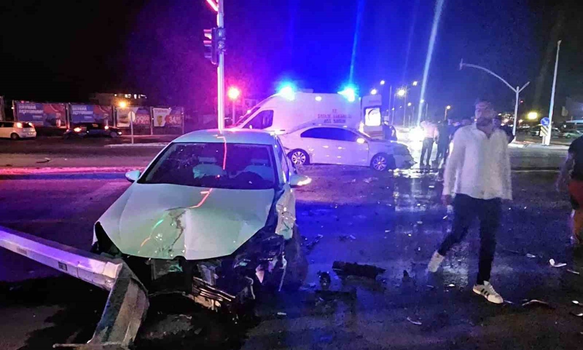 Aksaray\'da kırmızı ışıkta geçen otomobil kavşakta çarptı, 3 kişi yaralandı