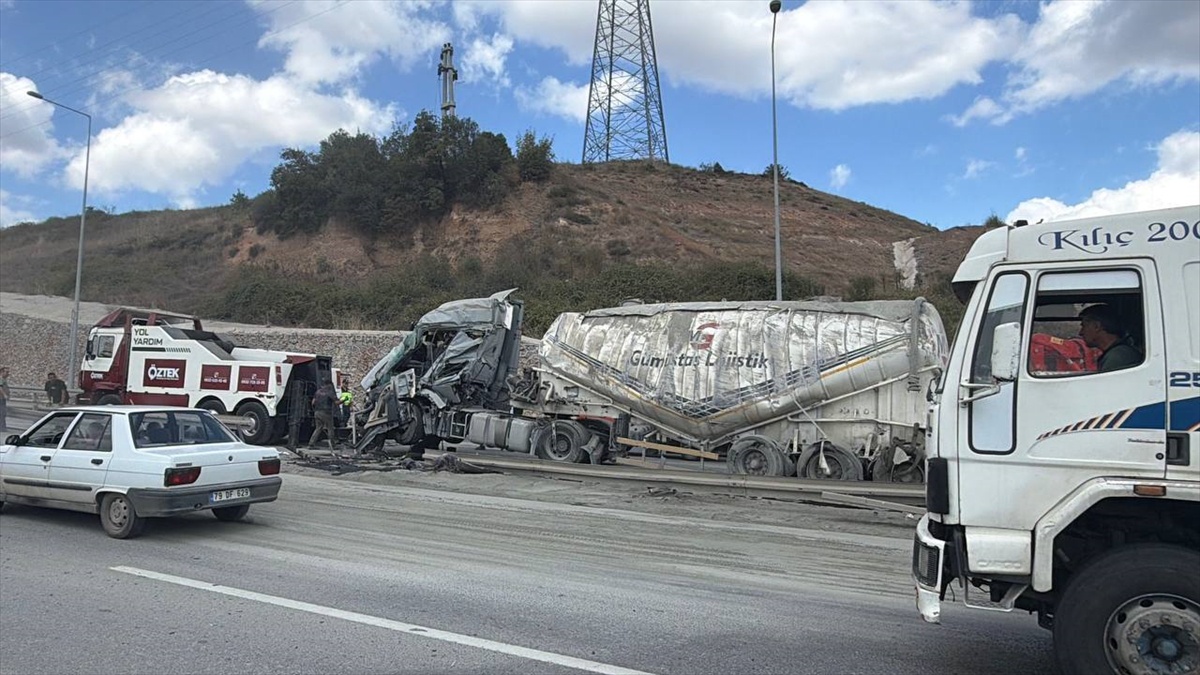 Gebze\'de devrilen çimento yüklü silobasın sürücüsü yaralandı, D-100\'de trafik yoğunluğu oluştu