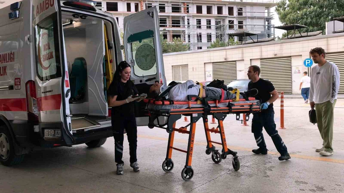 İnegöl\'de kontrolden çıkan otomobil bariyerlere çarptı, 2 kişi yaralandı