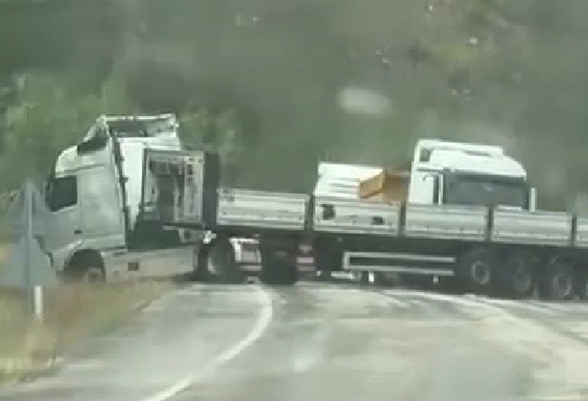 Karabük-Yenice yolunda makaslayan tır yolu 2 saat trafiğe kapattı