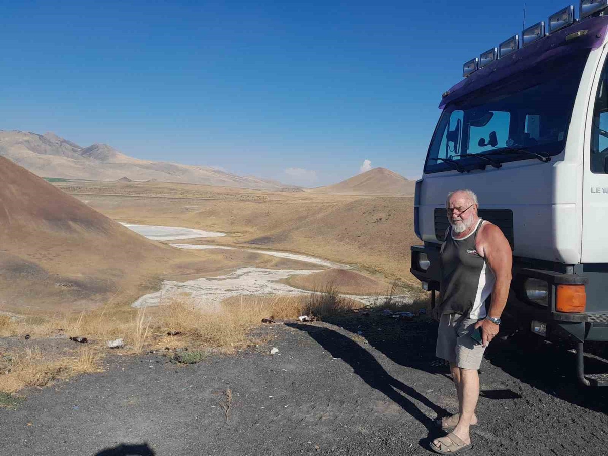 Konya Karapınar\'daki kuruyan Meke Gölü karavan tutkunlarının gözdesi oldu
