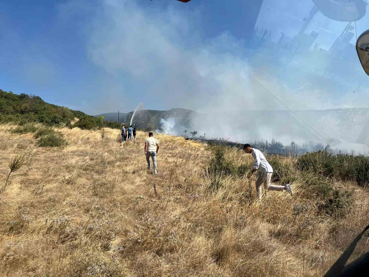 Kütahya Simav\'da dağlık alandaki yangın büyümeden söndürüldü