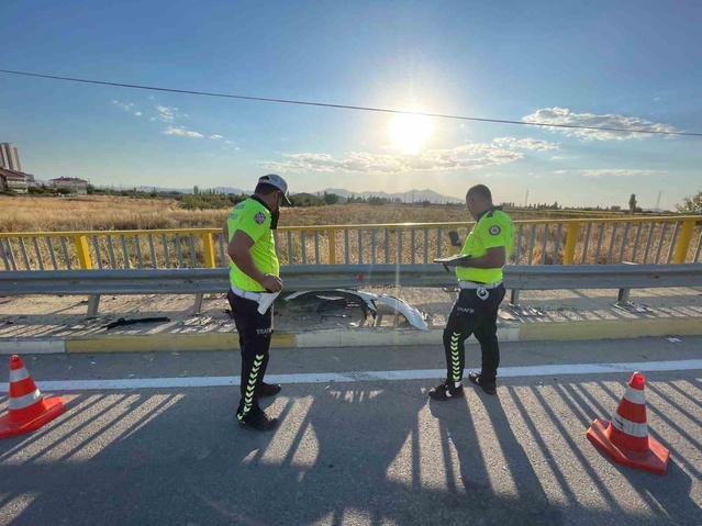 Karaman'da lastiği patlayan otomobil bariyerlere çarptı, sürücü yaralandı