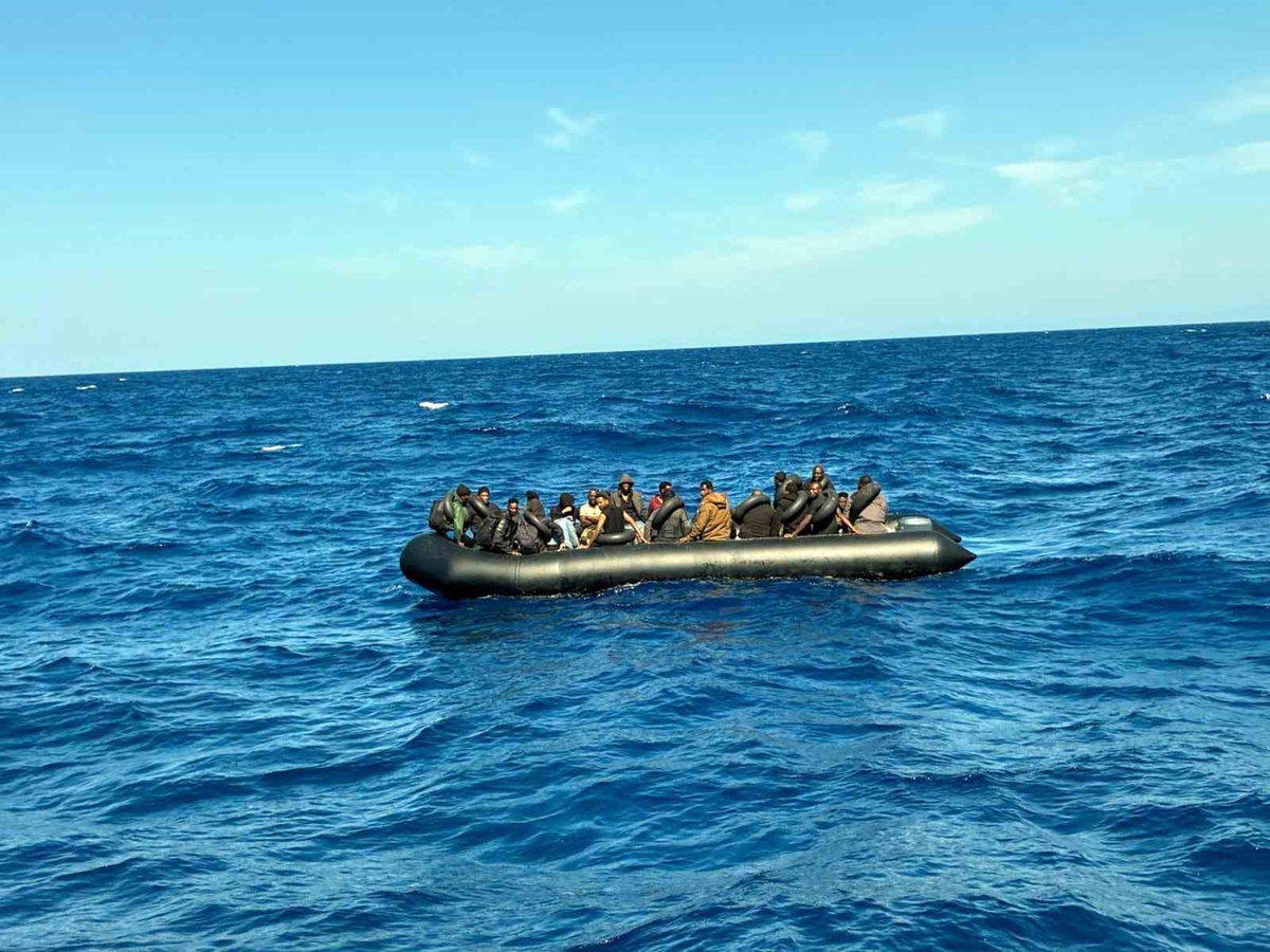 Muğla Dalaman açıklarında lastik bottaki 39 düzensiz göçmen yakalandı