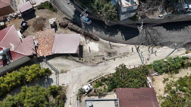 Antakya'da 'kaza yokuşunda' 3 ayda 2 araç bahçeye uçtu, mahalleli istinat duvarı istiyor