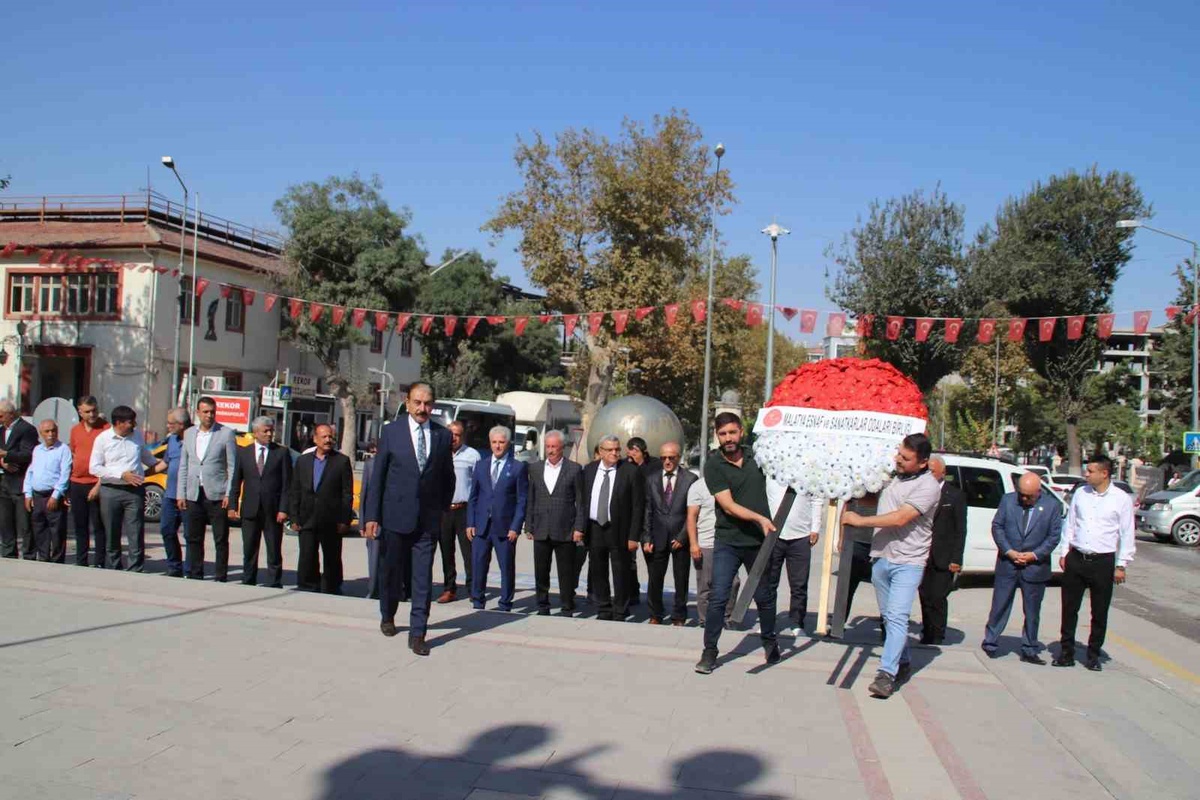 Malatya\'da Ahilik Haftası için MESOB\'dan Atatürk Anıtı\'na çelenk sunuldu
