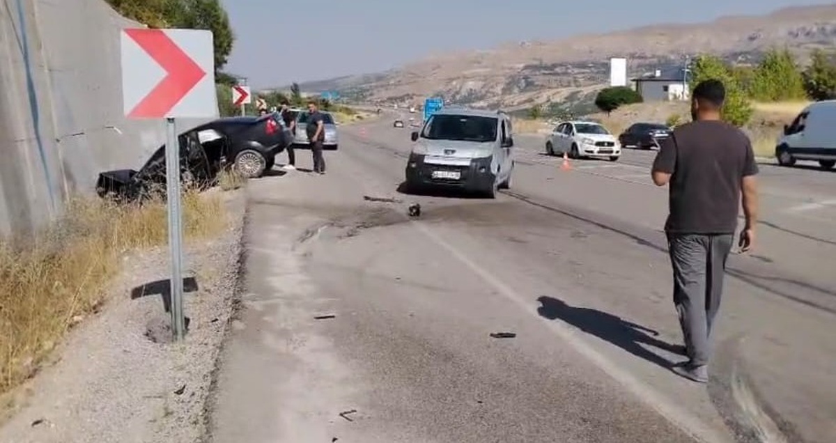 Malatya-Kayseri karayolunda iki otomobil kafa kafaya çarpıştı, 2 kişi yaralandı