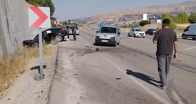 Malatya-Kayseri karayolunda iki otomobil kafa kafaya çarpıştı, 2 kişi yaralandı