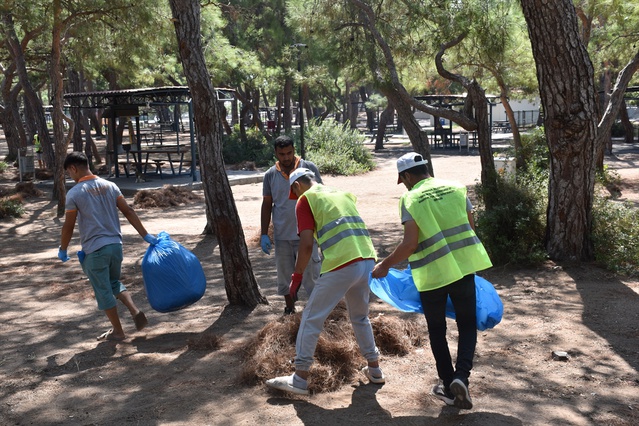 Manavgat'ta 15 gönüllü hükümlü park ve plajlarda temizlik yapıyor