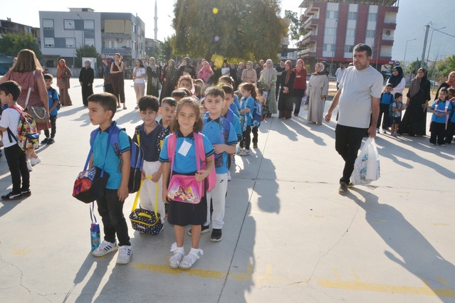 Manisa’da 270 bin öğrenci için ders zili çaldı