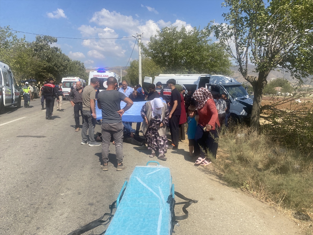 Manisa Alaşehir\'de tarım işçisi servisi ağaca çarptı, 14 kişi yaralandı