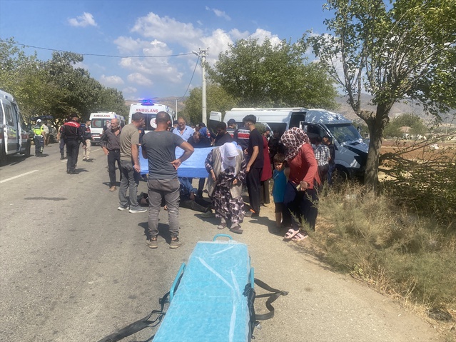 Manisa Alaşehir'de tarım işçisi servisi ağaca çarptı, 14 kişi yaralandı