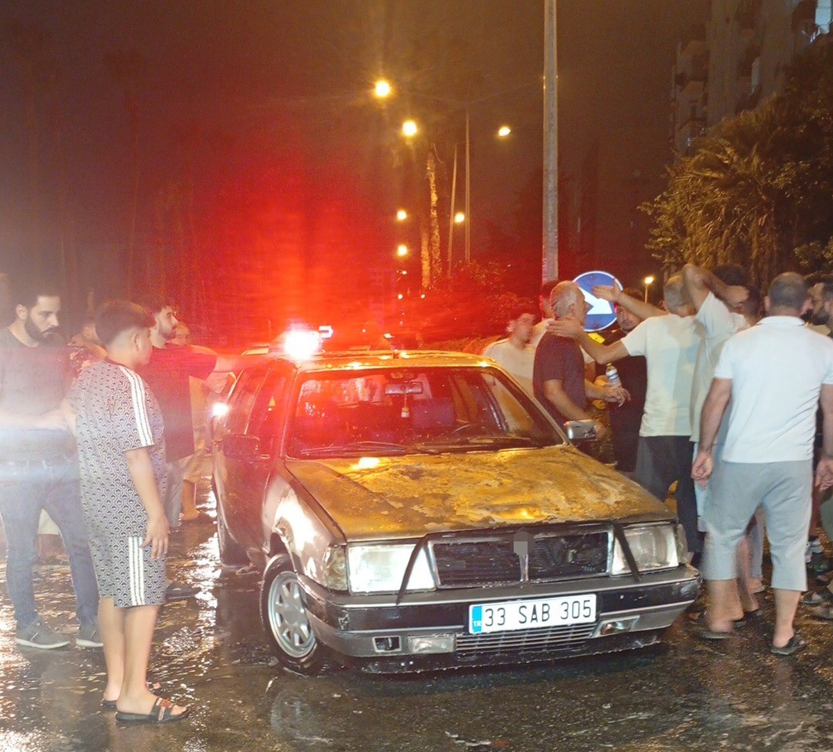 Mersin\'de alev alan otomobilden 4 kişi son anda kurtuldu
