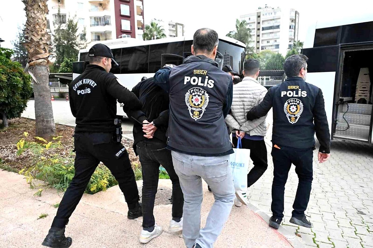 Tarsus\'ta yasa dışı bahis operasyonunda 42 şüpheli yakalandı, 8 zanlı firari