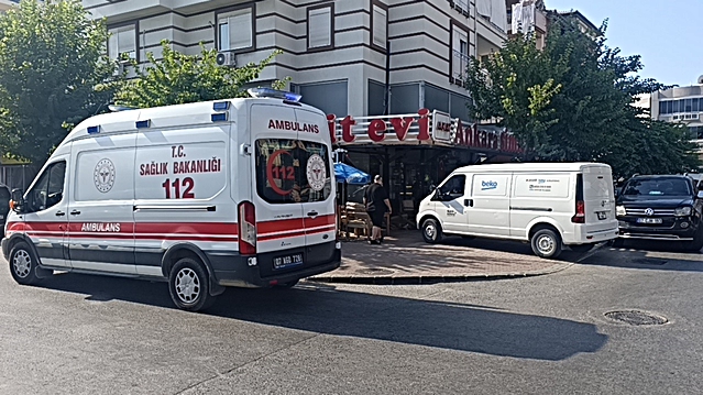 Manavgat'ta kontrolden çıkan minibüs kafeye daldı, kadın ölümden döndü