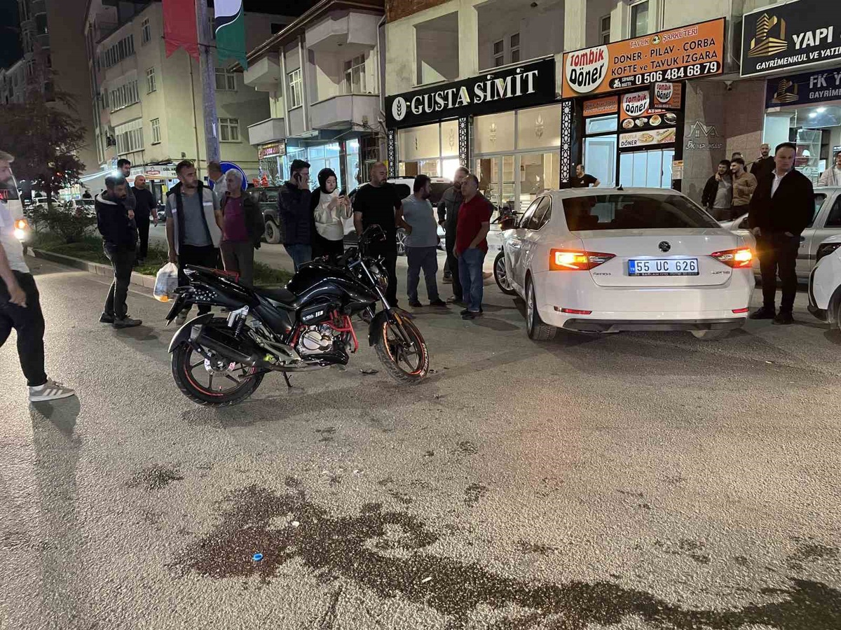 Samsun Kavak'ta motosiklet otomobile çarptı, sürücü yaralandı