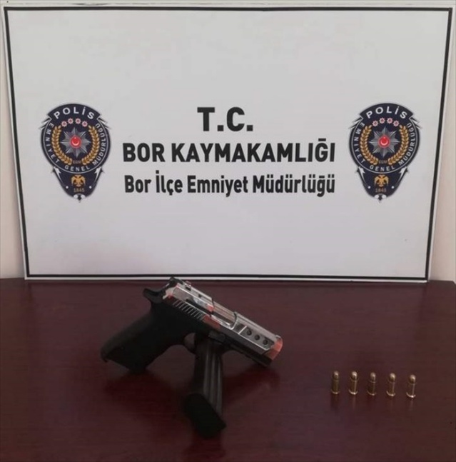 Niğde Bor'da ruhsatsız silah operasyonu, gözaltına alınan 2 zanlı tutuklandı